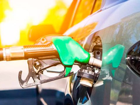 Gasóleos EE. SS. Fontanet S. L. Pistola de gasolina llenando tanque vehículo